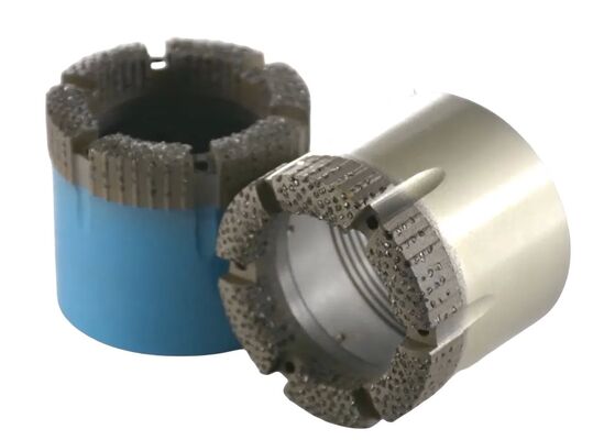 Conjunto de superfície de extração de amostras de núcleo alto para condições de perfuração em seco e molhado